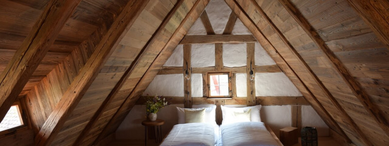 ferien im baudenkmal ickelheim bad windsheim denkmalschutz historische Baustoffe hackschnitzelanlage streuobstwiese urlaub auf dem land in bayern in der natur wandern radfahren ruhe geniessen ickelhaus 3 schlafen im spitz