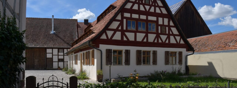 ferien im baudenkmal ickelheim bad windsheim denkmalschutz historische Baustoffe hackschnitzelanlage streuobstwiese urlaub auf dem land in bayern in der natur wandern radfahren ruhe geniessen ickelhaus 3 aussenansicht front