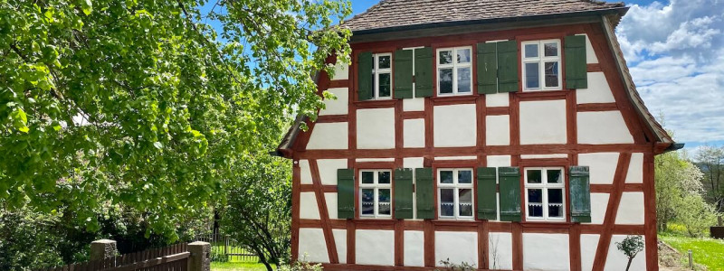 ferien im baudenkmal ickelheim bad windsheim denkmalschutz historische Baustoffe hackschnitzelanlage streuobstwiese urlaub auf dem land in bayern in der natur wandern radfahren ruhe geniessen frontansicht ickelhaus 2