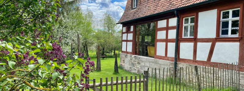 ferien im baudenkmal ickelheim bad windsheim denkmalschutz historische Baustoffe hackschnitzelanlage streuobstwiese urlaub auf dem land in bayern in der natur wandern radfahren ruhe geniessen ickelhaus 2 fliederbusch