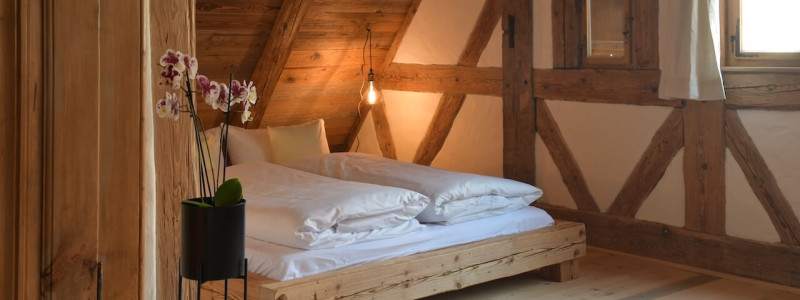 ferien im baudenkmal ickelheim bad windsheim denkmalschutz historische Baustoffe hackschnitzelanlage streuobstwiese urlaub auf dem land in bayern in der natur wandern radfahren ruhe geniessen ickelhaus 3 schlafzimmer obergeschoss