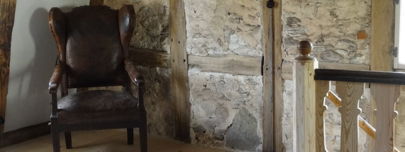 ferien im baudenkmal ickelheim bad windsheim denkmalschutz historische Baustoffe hackschnitzelanlage streuobstwiese urlaub auf dem land in bayern in der natur wandern radfahren ruhe geniessen ickelhaus 2 lichtblick sessel