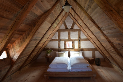 ferien im baudenkmal ickelheim bad windsheim denkmalschutz historische Baustoffe hackschnitzelanlage streuobstwiese urlaub auf dem land in bayern in der natur wandern radfahren ruhe geniessen ickelhaus 3 schlafen im spitz