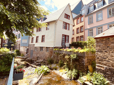 ferienhaus auszeit monschau eifel design ferienhaus architekturhaus urlaubsarchitektur denkmalgeschuetztes fachwerkhaus bestand bewahren rursee historische altstadt familienurlaub aussenansicht