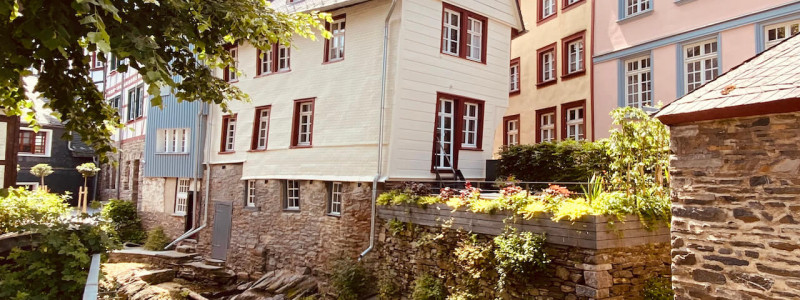 ferienhaus auszeit monschau eifel design ferienhaus architekturhaus urlaubsarchitektur denkmalgeschuetztes fachwerkhaus bestand bewahren rursee historische altstadt familienurlaub aussenansicht