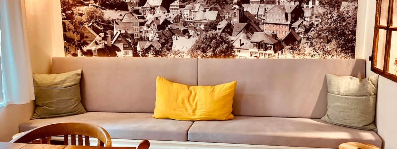 ferienhaus auszeit monschau eifel design ferienhaus architekturhaus urlaubsarchitektur denkmalgeschuetztes fachwerkhaus bestand bewahren rursee historische altstadt familienurlaub sofa im wohn- essbereich