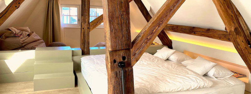 ferienhaus auszeit monschau eifel design ferienhaus architekturhaus urlaubsarchitektur denkmalgeschuetztes fachwerkhaus bestand bewahren rursee historische altstadt familienurlaub schlafzimmer im dachgeschoss