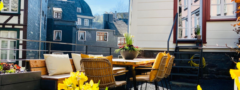 ferienhaus auszeit monschau eifel design ferienhaus architekturhaus urlaubsarchitektur denkmalgeschuetztes fachwerkhaus bestand bewahren rursee historische altstadt familienurlaub osterglocken terrasse am lauterbach