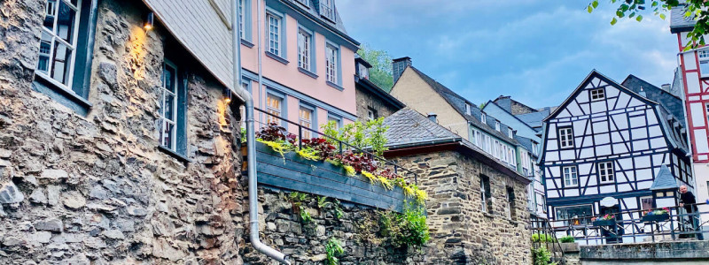 ferienhaus auszeit monschau eifel design ferienhaus architekturhaus urlaubsarchitektur denkmalgeschuetztes fachwerkhaus bestand bewahren rursee historische altstadt familienurlaub aussenansicht lauterbach