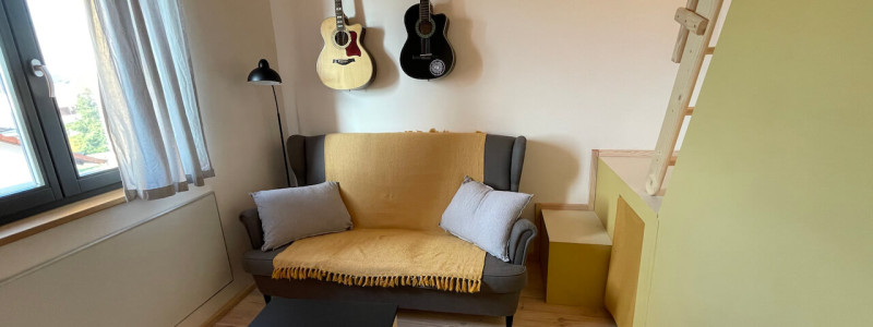 trafohaeuschen umspannstation ferienturm tiny house tiny tower aussergewoehnliche unterkunft weniger ist mehr leben auf kleinem raum bewahren von bestand urlaub in bayern im gruenen in der natur nationalpark biosphaerenreservat rhoen wald ruhe still entspannung auszeit podcast aufnehmen buch schreiben musik machen weekendescape hideaway bad kissingen franken great spa of the world unesco sofa gitarren