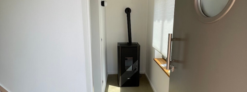 trafohaeuschen umspannstation ferienturm tiny house tiny tower aussergewoehnliche unterkunft weniger ist mehr leben auf kleinem raum bewahren von bestand urlaub in bayern im gruenen in der natur nationalpark biosphaerenreservat rhoen wald ruhe still entspannung auszeit podcast aufnehmen buch schreiben musik machen weekendescape hideaway bad kissingen franken great spa of the world unesco eingang ofen