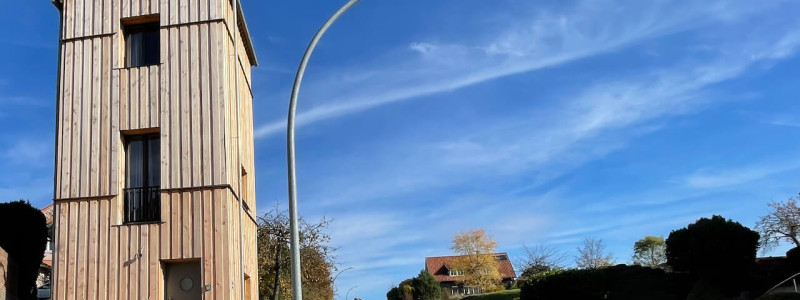 trafohaeuschen umspannstation ferienturm tiny house tiny tower aussergewoehnliche unterkunft weniger ist mehr leben auf kleinem raum bewahren von bestand urlaub in bayern im gruenen in der natur nationalpark biosphaerenreservat rhoen wald ruhe still entspannung auszeit podcast aufnehmen buch schreiben musik machen weekendescape hideaway bad kissingen franken great spa of the world unesco von aussen
