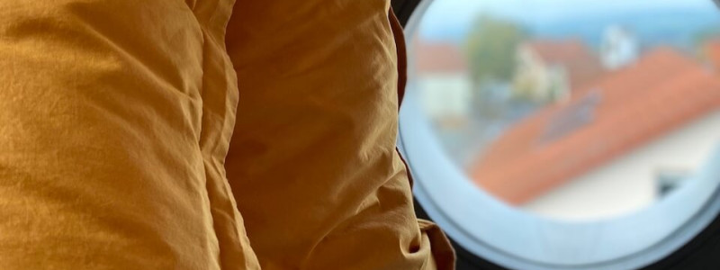 trafohaeuschen umspannstation ferienturm tiny house tiny tower aussergewoehnliche unterkunft weniger ist mehr leben auf kleinem raum bewahren von bestand urlaub in bayern im gruenen in der natur nationalpark biosphaerenreservat rhoen wald ruhe still entspannung auszeit podcast aufnehmen buch schreiben musik machen weekendescape hideaway bad kissingen franken great spa of the world unesco kissen bullauge schlafebene