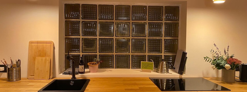 trafohaeuschen umspannstation ferienturm tiny house tiny tower aussergewoehnliche unterkunft weniger ist mehr leben auf kleinem raum bewahren von bestand urlaub in bayern im gruenen in der natur nationalpark biosphaerenreservat rhoen wald ruhe still entspannung auszeit podcast aufnehmen buch schreiben musik machen weekendescape hideaway bad kissingen franken great spa of the world unesco kuechenzeile