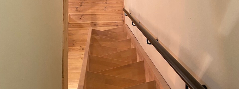 trafohaeuschen umspannstation ferienturm tiny house tiny tower aussergewoehnliche unterkunft weniger ist mehr leben auf kleinem raum bewahren von bestand urlaub in bayern im gruenen in der natur nationalpark biosphaerenreservat rhoen wald ruhe still entspannung auszeit podcast aufnehmen buch schreiben musik machen weekendescape hideaway bad kissingen franken great spa of the world unesco treppe von oben