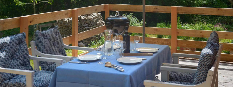 nachhaltige unterkuenfte in deutschland urlaub in der natur ruhe weite uckermark fereinwohnung unkengrund terrasse grillen sommerabend