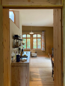 nachhaltige unterkuenfte in deutschland urlaub in der natur ruhe weite uckermark fereinwohnung unkengrund kueche wohnraum