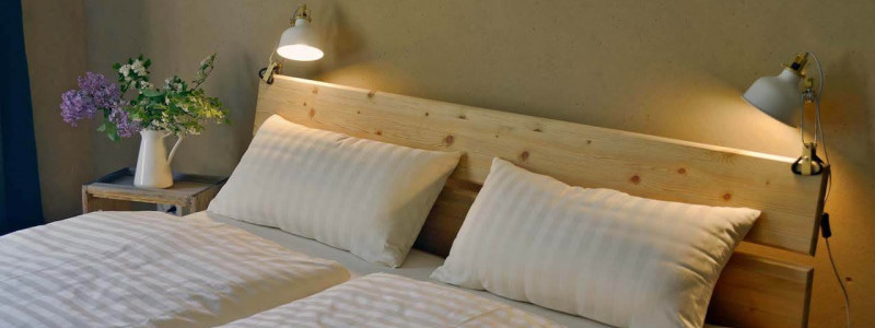 nachhaltige unterkuenfte in deutschland urlaub in der natur ruhe weite uckermark fereinwohnung unkengrund schlafzimmer
