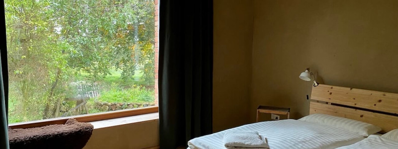 nachhaltige unterkuenfte in deutschland urlaub in der natur ruhe weite uckermark fereinwohnung unkengrund bett