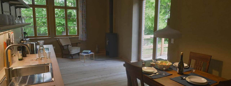 nachhaltige unterkuenfte in deutschland urlaub in der natur ruhe weite uckermark fereinwohnung unkengrund wohnraum kueche