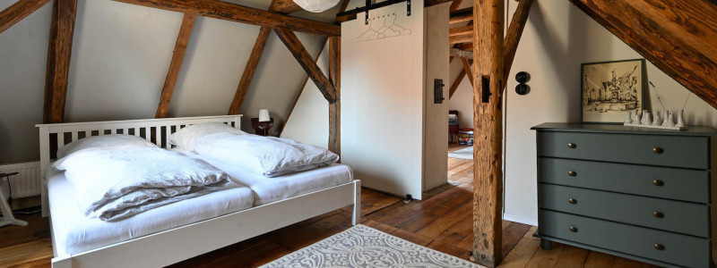 fraenkisches cottage mainbernheim albergo diffuso weinregion bestand bewahren nachhaltige sanierung alter ziegenstall radfahren urlaub in der natur im gruenen ruhig bayern fraekische weingegend rothenburg ob der tauber wuerzburg nuernberg bamberg schlafzimmer