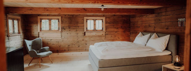 gaestehaus hofna st. christoph ebersberger wald oberbayern muenchen urlaub auf dem land in der natur im gruenen erholung design denkmalschutz sanierter bauernhof einfirsthof tradition moderne natuerliche materialien holz schlafzimmer