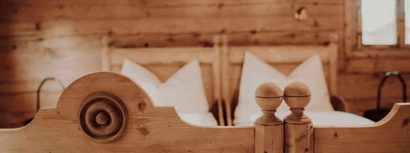 gaestehaus hofna st. christoph ebersberger wald oberbayern muenchen urlaub auf dem land in der natur im gruenen erholung design denkmalschutz sanierter bauernhof einfirsthof tradition moderne natuerliche materialien holz holzbett