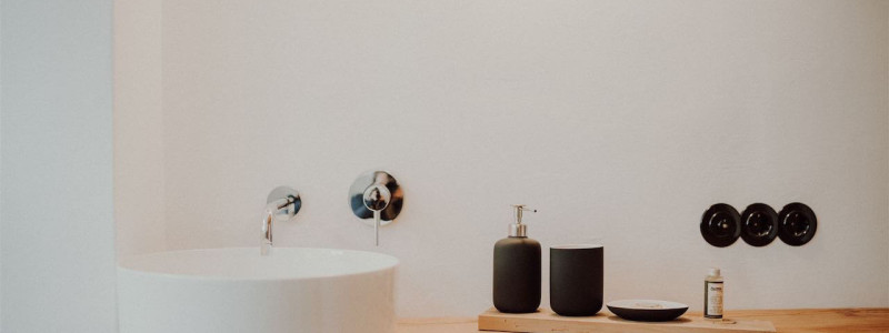 gaestehaus hofna st. christoph ebersberger wald oberbayern muenchen urlaub auf dem land in der natur im gruenen erholung design denkmalschutz sanierter bauernhof einfirsthof tradition moderne natuerliche materialien holz waschbecken