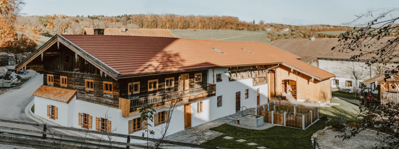 gaestehaus hofna st. christoph ebersberger wald oberbayern muenchen urlaub auf dem land in der natur im gruenen erholung design denkmalschutz sanierter bauernhof einfirsthof tradition moderne natuerliche materialien holz von aussen