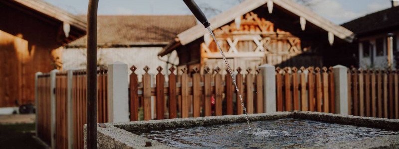 gaestehaus hofna st. christoph ebersberger wald oberbayern muenchen urlaub auf dem land in der natur im gruenen erholung design denkmalschutz sanierter bauernhof einfirsthof tradition moderne natuerliche materialien holz brunnen