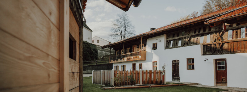 gaestehaus hofna st. christoph ebersberger wald oberbayern muenchen urlaub auf dem land in der natur im gruenen erholung design denkmalschutz sanierter bauernhof einfirsthof tradition moderne natuerliche materialien holz seitenansicht