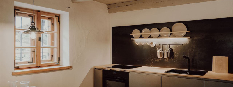 gaestehaus hofna st. christoph ebersberger wald oberbayern muenchen urlaub auf dem land in der natur im gruenen erholung design denkmalschutz sanierter bauernhof einfirsthof tradition moderne natuerliche materialien holz kueche