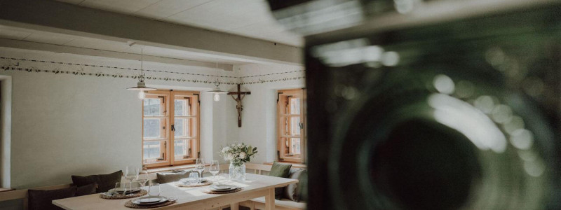 gaestehaus hofna st. christoph ebersberger wald oberbayern muenchen urlaub auf dem land in der natur im gruenen erholung design denkmalschutz sanierter bauernhof einfirsthof tradition moderne natuerliche materialien holz stube ofen