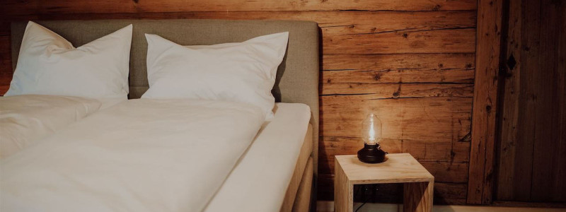 gaestehaus hofna st. christoph ebersberger wald oberbayern muenchen urlaub auf dem land in der natur im gruenen erholung design denkmalschutz sanierter bauernhof einfirsthof tradition moderne natuerliche materialien holz bett