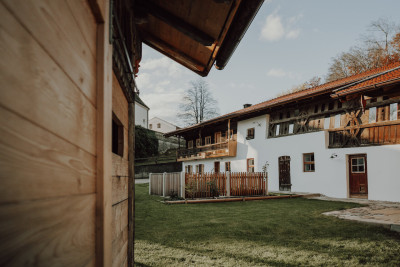 gaestehaus hofna st. christoph ebersberger wald oberbayern muenchen urlaub auf dem land in der natur im gruenen erholung design denkmalschutz sanierter bauernhof einfirsthof tradition moderne natuerliche materialien holz seitenansicht
