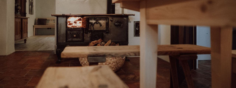 gaestehaus hofna st. christoph ebersberger wald oberbayern muenchen urlaub auf dem land in der natur im gruenen erholung design denkmalschutz sanierter bauernhof einfirsthof tradition moderne natuerliche materialien holz kuechenbank