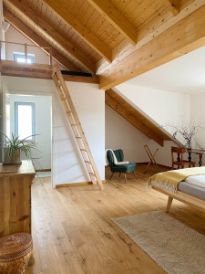 gasthaus canow mecklenburgische seenplatte gaestezimmer apartment fruehstueck gutes essen lebensmittelhandwerk regional saisonal biologisch second hand moebel holzmoebel geschreinert mit holz aus dem hiesigen wald zimmer mit schlafetage