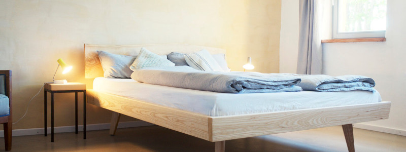 gasthaus canow mecklenburgische seenplatte gaestezimmer apartment fruehstueck gutes essen lebensmittelhandwerk regional saisonal biologisch second hand moebel holzmoebel geschreinert mit holz aus dem hiesigen wald bett