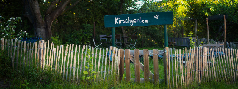 gasthaus canow mecklenburgische seenplatte gaestezimmer apartment fruehstueck gutes essen lebensmittelhandwerk regional saisonal biologisch second hand moebel holzmoebel geschreinert mit holz aus dem hiesigen wald gartenzaun kirschgarten