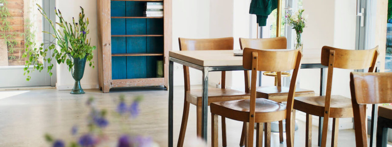 gasthaus canow mecklenburgische seenplatte gaestezimmer apartment fruehstueck gutes essen lebensmittelhandwerk regional saisonal biologisch second hand moebel holzmoebel geschreinert mit holz aus dem hiesigen wald fruehstuecksraum