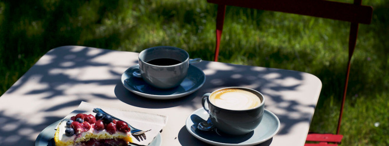 gasthaus canow mecklenburgische seenplatte gaestezimmer apartment fruehstueck gutes essen lebensmittelhandwerk regional saisonal biologisch second hand moebel holzmoebel geschreinert mit holz aus dem hiesigen wald kaffeetafel im garten