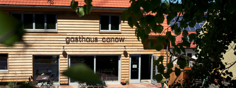 gasthaus canow mecklenburgische seenplatte gaestezimmer apartment fruehstueck gutes essen lebensmittelhandwerk regional saisonal biologisch second hand moebel holzmoebel geschreinert mit holz aus dem hiesigen wald aussenaufnahme