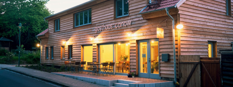 gasthaus canow mecklenburgische seenplatte gaestezimmer apartment fruehstueck gutes essen lebensmittelhandwerk regional saisonal biologisch second hand moebel holzmoebel geschreinert mit holz aus dem hiesigen wald aussenaufnahme