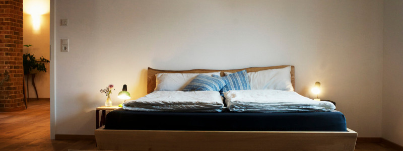 gasthaus canow mecklenburgische seenplatte gaestezimmer apartment fruehstueck gutes essen lebensmittelhandwerk regional saisonal biologisch second hand moebel holzmoebel geschreinert mit holz aus dem hiesigen wald bett