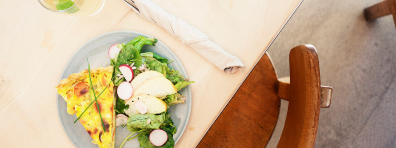 gasthaus canow mecklenburgische seenplatte gaestezimmer apartment fruehstueck gutes essen lebensmittelhandwerk regional saisonal biologisch second hand moebel holzmoebel geschreinert mit holz aus dem hiesigen wald quiche mit salat