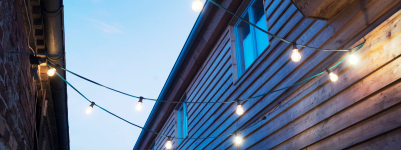 gasthaus canow mecklenburgische seenplatte gaestezimmer apartment fruehstueck gutes essen lebensmittelhandwerk regional saisonal biologisch second hand moebel holzmoebel geschreinert mit holz aus dem hiesigen wald girlande hinterhof