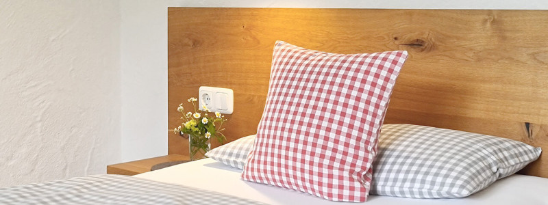 nachhaltige unterkunft apartments goldvogel fischen allgaeu urlaub in den bergen biologisch ökologisch regional hausgemacht architekt innenarchitekt bett