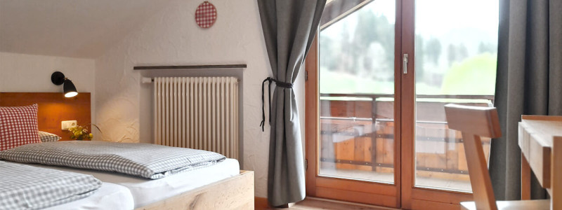 nachhaltige unterkunft apartments goldvogel fischen allgaeu urlaub in den bergen biologisch ökologisch regional hausgemacht architekt innenarchitekt schlafzimmer arbeitstisch