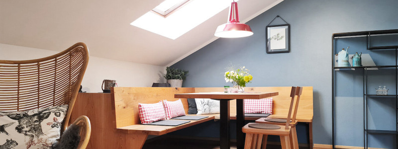 nachhaltige unterkunft apartments goldvogel fischen allgaeu urlaub in den bergen biologisch ökologisch regional hausgemacht architekt innenarchitekt suite esstisch sessel