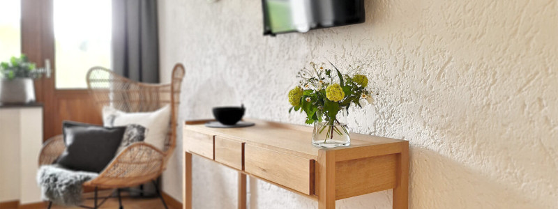 nachhaltige unterkunft apartments goldvogel fischen allgaeu urlaub in den bergen biologisch ökologisch regional hausgemacht architekt innenarchitekt sessel sideboard